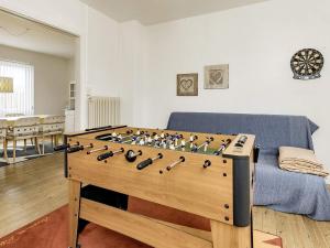 HolebyHoliday home Holeby的客厅设有大型木制桌上足球