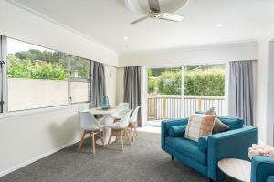 旺阿雷Riverside Retreat的客厅配有蓝色的沙发、桌子和椅子