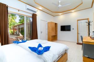 乌库拉斯Tropico villa的一间卧室,配有一张蓝色花卉床