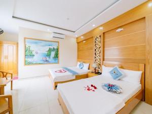 吉婆岛Lang Chai Hotel - Travel Agency的一间卧室,配有两张床