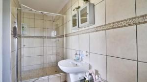 阿曼济姆托蒂54 on Asteria 2的白色的浴室设有水槽和镜子