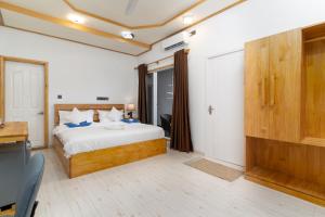 乌库拉斯Tropico villa的配有一张床和一张书桌的酒店客房