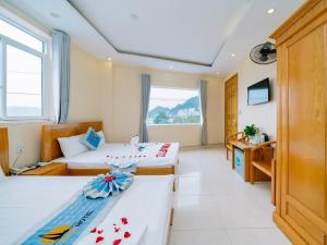 吉婆岛Lang Chai Hotel - Travel Agency的酒店客房设有两张床和窗户。