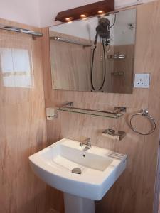 科伦坡Regent Residencies - Colombo的浴室设有白色水槽和镜子