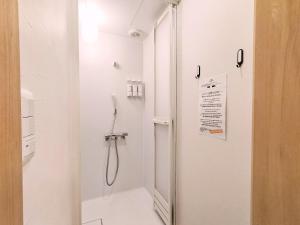 小樽Sho inn MINIMAL HOTEL 小樽駅から無料送迎あり的带淋浴和卫生间的白色浴室
