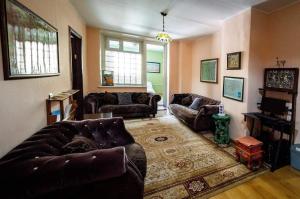 乌兰巴托乌兰巴托莲花民俗的客厅配有两张沙发和地毯。