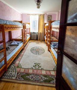 乌兰巴托乌兰巴托莲花民俗的一间设有一张双层床的房间