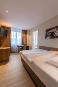 沙夫豪森克罗嫩霍夫酒店的酒店客房配有两张床和一张书桌