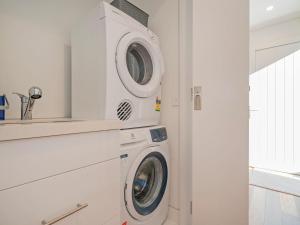 泰鲁阿Tairua Marina Villa的白色洗衣房内的洗衣机和烘干机