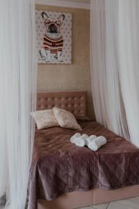PitschenPrudentia Hotels Adler的一间卧室,卧室里配有一张带太阳镜的狗床