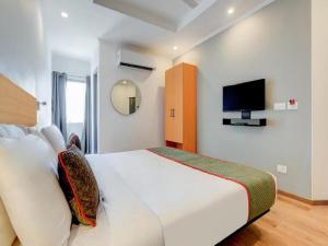 斋浦尔HOTEL CHETRAM ELITE near railway station的卧室配有白色的床和电视