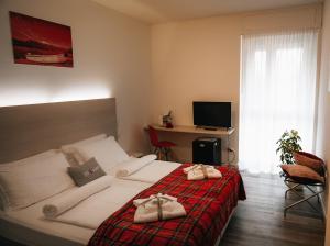 勒威诺Hotel Internazionale Luino的一间卧室配有一张床,上面有两条毛巾