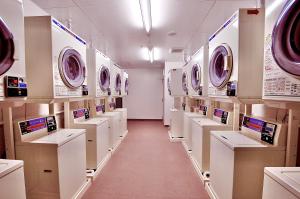 冈山Okayama Universal Hotel Annex 2的洗衣房,在架子上设有许多洗衣机
