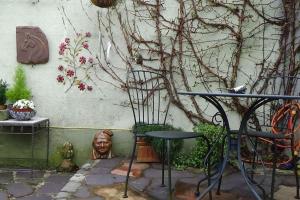 邓甘嫩The Weaver's Cottage的一个带桌子和墙上雕像的庭院