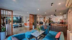 暹粒Dusit Hotel Siem Reap的客厅配有蓝色的沙发和桌子