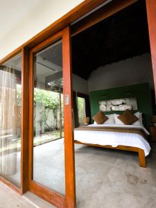 吉利特拉旺安Dolce Magia的一间卧室设有一张床和一个大型玻璃门