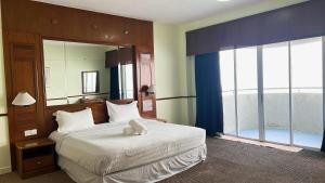 云顶高原Cloud Forest Homestay Genting Highlands的酒店客房,配有一张带大镜子的床