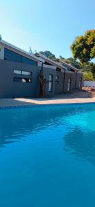索赫燕杜Mulala Luxury Guesthouse的一座房子前面设有游泳池