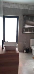 索赫燕杜Mulala Luxury Guesthouse的带浴缸、盥洗盆和卫生间的浴室