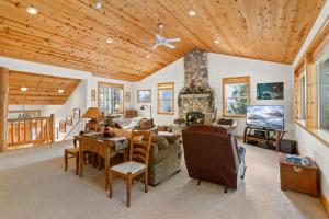 塔霍马Cascade Woods的客厅设有木制天花板和壁炉