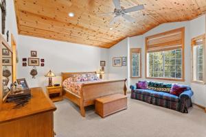 塔霍马Cascade Woods的一间卧室配有一张床和一张沙发