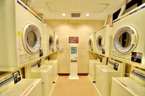 冈山Okayama Ekimae Universal Hotel的洗衣房配有多台洗衣机和洗衣机