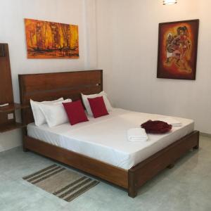 卡图纳耶克Moon Deck Villa的一张带红色和白色枕头的床