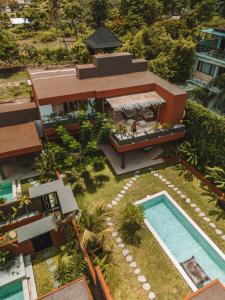 吉利阿尔Lasai Villas的享有带游泳池的房屋的空中景致