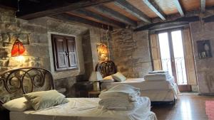 拉斯特雷斯Mirando al Mar的石墙客房设有一间带三张床的卧室