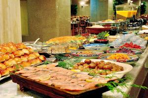 冈山Okayama Universal Hotel Annex 2的自助餐,餐桌上有许多不同类型的食物