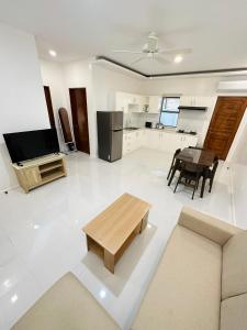 道伊斯Apartment Unit Rental in Dauis Panglao Bohol的一个带桌子和厨房的大客厅