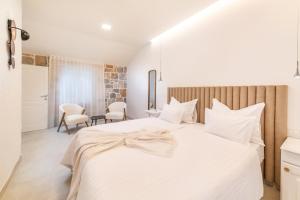 Gornji HumacNono Ban Hotel & Villa的卧室配有白色大床和白色枕头