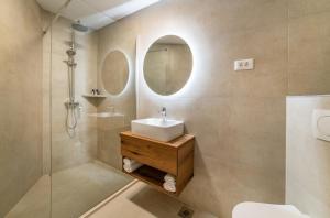 Gornji HumacNono Ban Hotel & Villa的一间带水槽和镜子的浴室