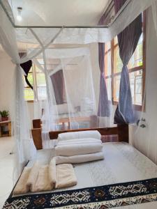 莫希Karibu Africa Home的一间卧室配有两张带毛巾的床