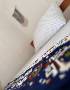 莫希Karibu Africa Home的卧室里一张床铺的壁橱