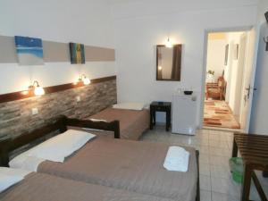 卡马利那科索斯酒店的酒店客房带两张床和楼梯