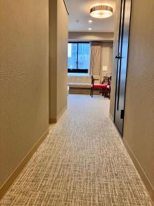 东京ENT TERRACE AKIHABARA的走廊上设有等候室的房间
