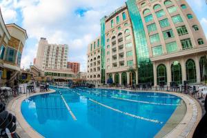开罗paradise city stars的一座位于城市的大型游泳池,