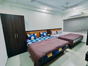 普杰Heritage Palace - Bhuj的一间卧室,配有两张床