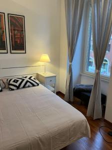 罗马La casa di Monica appartamento Ostiense Roma的卧室配有白色的床和窗户。