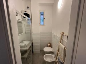 罗马La casa di Monica appartamento Ostiense Roma的小型浴室设有2个卫生间和水槽