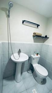 Lapu Lapu CityRichAirbnb Cebu的一间带水槽和卫生间的浴室