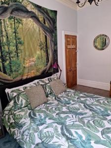 WalsdenTodmorden Bed & Breakfast - The Toothless Mog的卧室配有一张挂在墙上的树壁床。