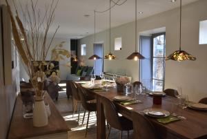 YvoirLa Colline aux Fées propriété privée的用餐室配有长木桌子和椅子