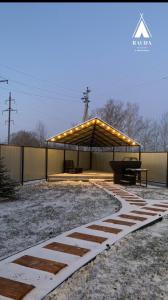 UralʼskRauda home的雪中带灯的凉亭