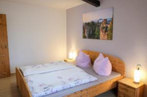 巴特尚道Ferienhaus Rudolph的一间卧室配有一张带两个白色枕头的木床
