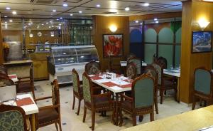 卡拉奇Hotel One Karachi的餐厅内带桌椅的用餐室
