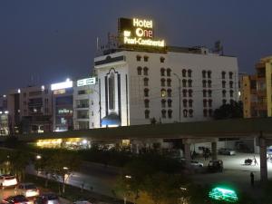 卡拉奇Hotel One Karachi的一座酒店大楼,上面有标志