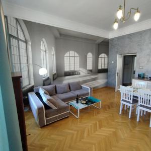 华沙Novo Mundo的客厅配有沙发和桌子