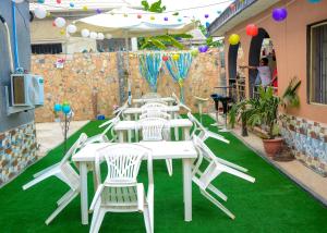 Suberu OjeRehoboth hotel, Apartment and Event services的绿草庭院里的桌椅